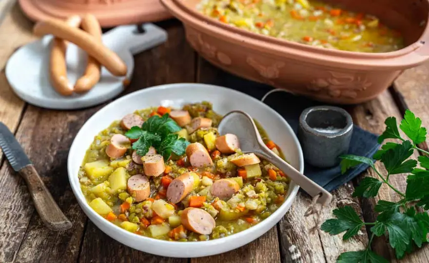 Erbsensuppe klassisch kochen - so gelingt der deftige Klassiker