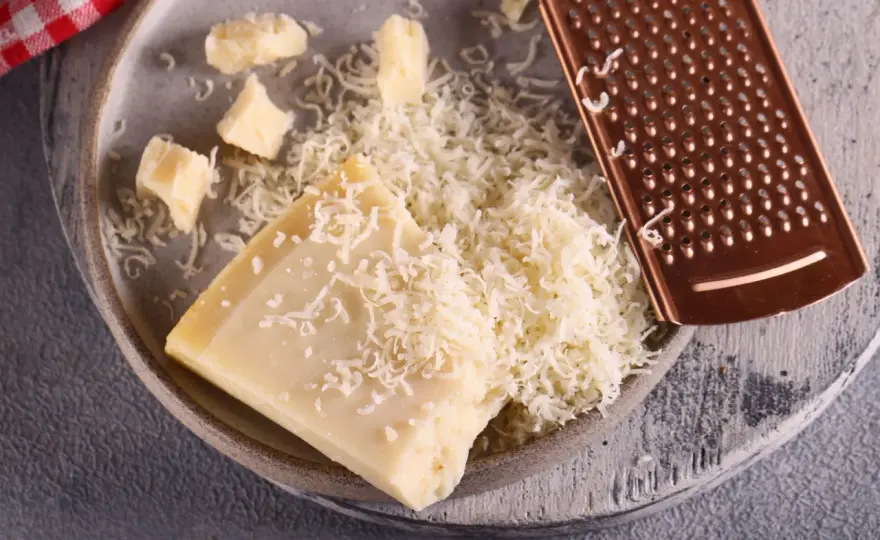 Parmezan na keto - Jak wybrać najlepszy ser i nie zepsuć diety?