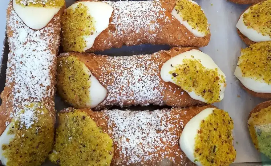 Cannoli z ricottą - jak zrobić chrupiące sycylijskie rurki?