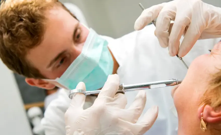 Ile kosztuje znieczulenie u dentysty na NFZ? To naprawdę darmowe!