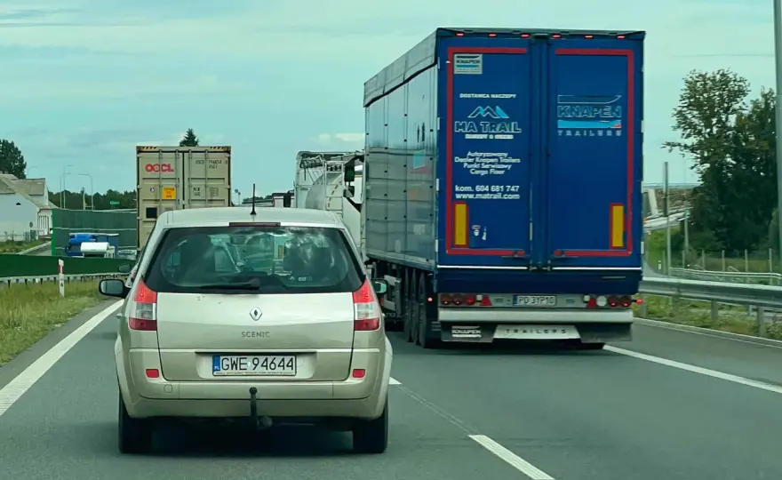 Czy tir może wyprzedzić tira na autostradzie - Jak uniknąć mandatu?