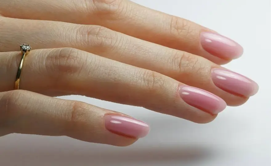 Clean girl - Odkryj minimalistyczny look i uniknij pułapek trendu