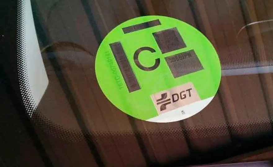 Etiqueta DGT - ¿Cómo saber qué distintivo tiene tu coche?