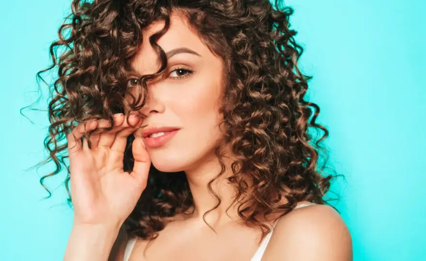 Rizos Definidos - Guía para un Cabello sin Frizz