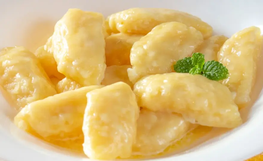 Jak zrobić leniwe pierogi? Prosty przepis krok po kroku