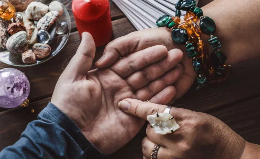 Main sur le cœur - Vraie signification et usage correct