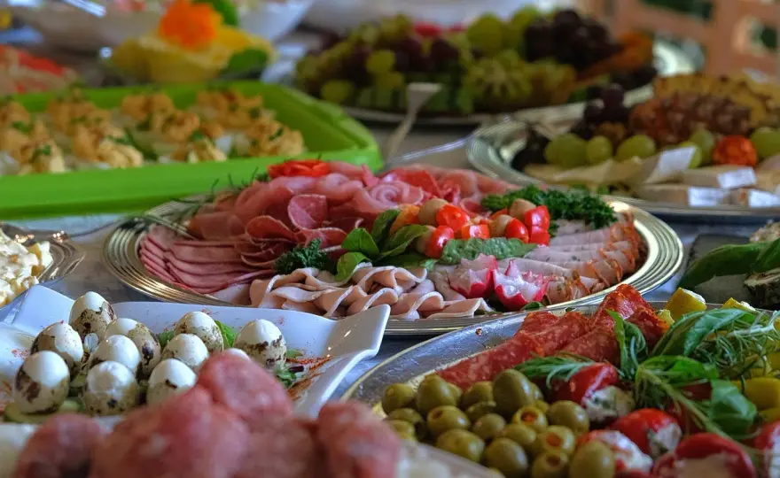 Idealne menu cateringowe: Poradnik krok po kroku [70 znaków]