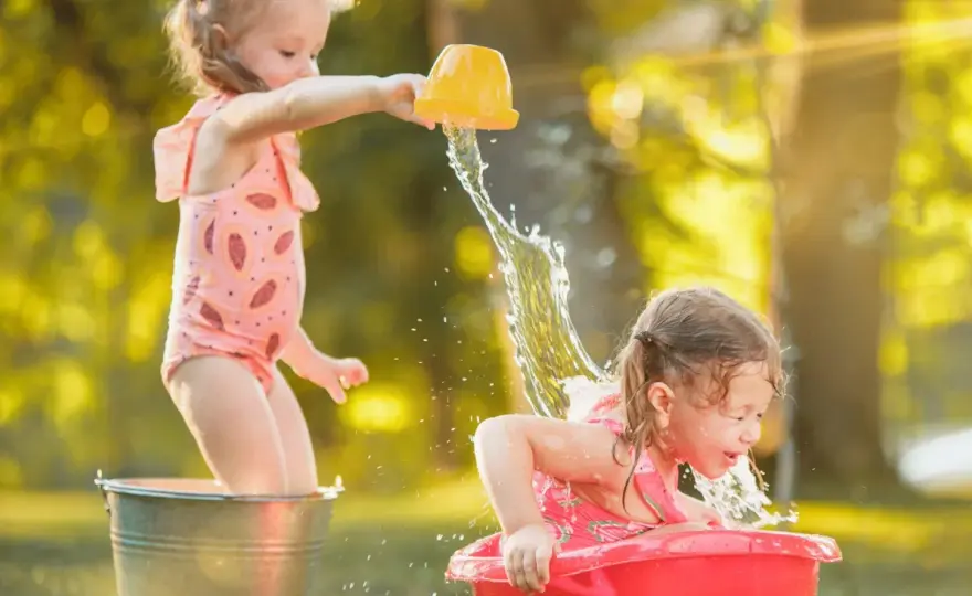 Giochi d'acqua per bambini - Idee facili e sicure per l'estate
