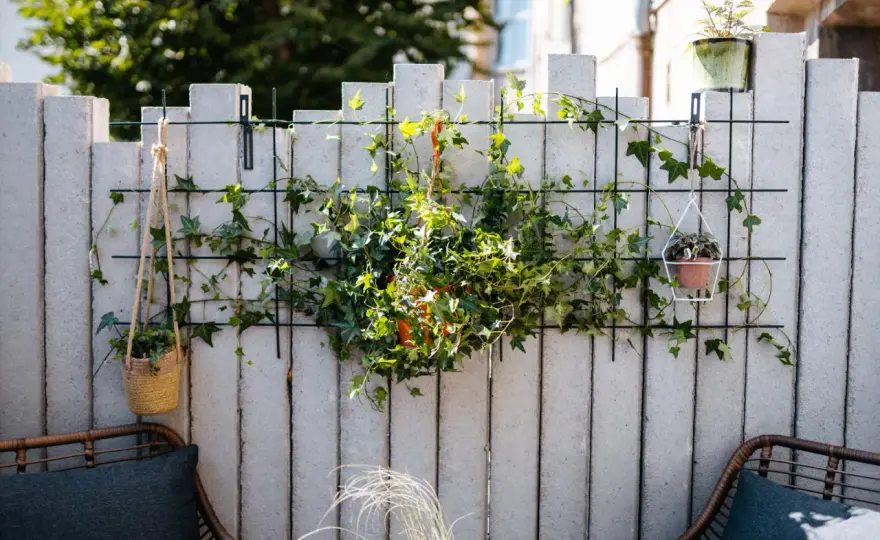 Gartenmauer verkleiden - welche Materialien wirklich passen