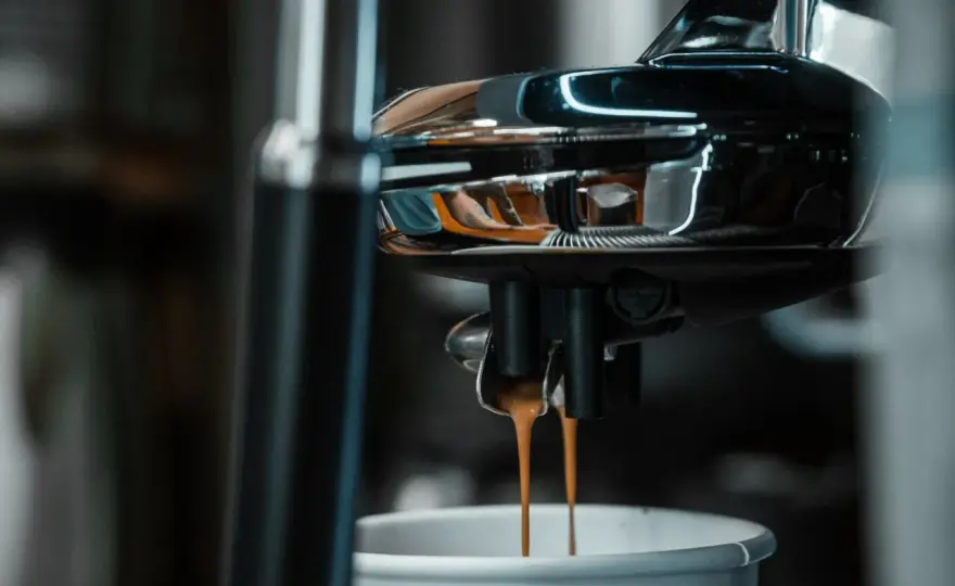 Dziwny smak kawy z DeLonghi? 5 przyczyn i szybkie rozwiązanie!