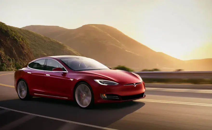 Tesla ile do setki – niesamowite osiągi, które zaskoczą każdego