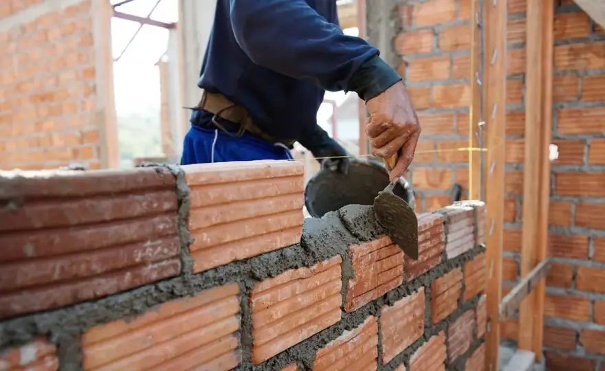 Murowanie na klej czy zaprawę: Która metoda jest lepsza dla Twojego projektu?