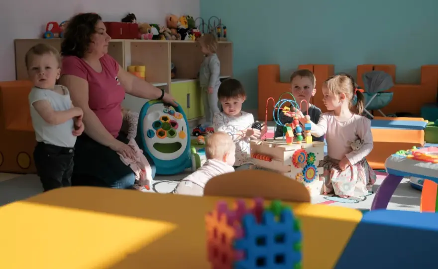 Ile opiekunek na dziecko w żłobku? Sprawdź przepisy i normy