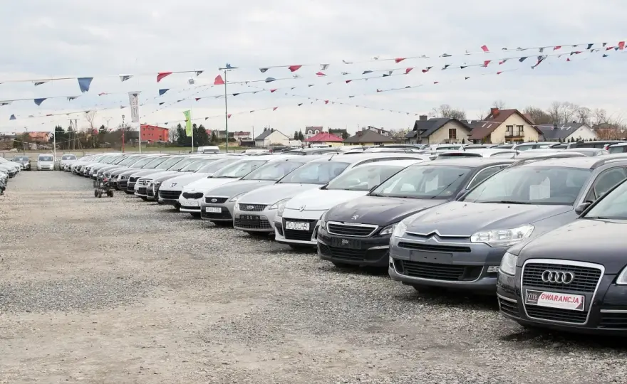 Umowa komisu samochodowego - jak sprzedać auto bez ryzyka?