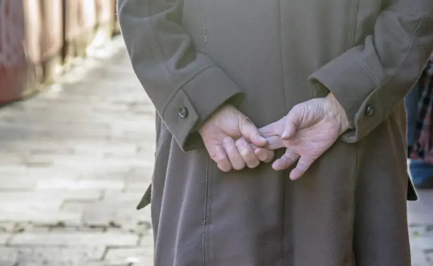 Trzymanie rąk za plecami: Co mówi o Tobie ten gest?