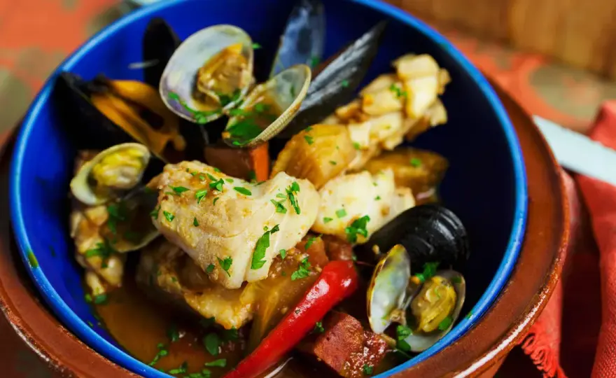 Bacalao con almejas y gambas, una cazuela marinera perfecta