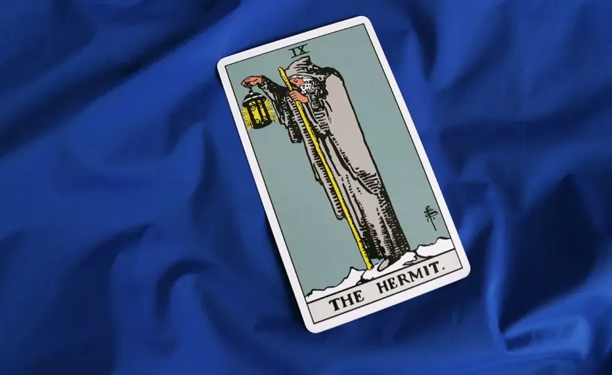 Pustelnik Tarot - Znaczenie, miłość, praca. Mądrość czy izolacja?