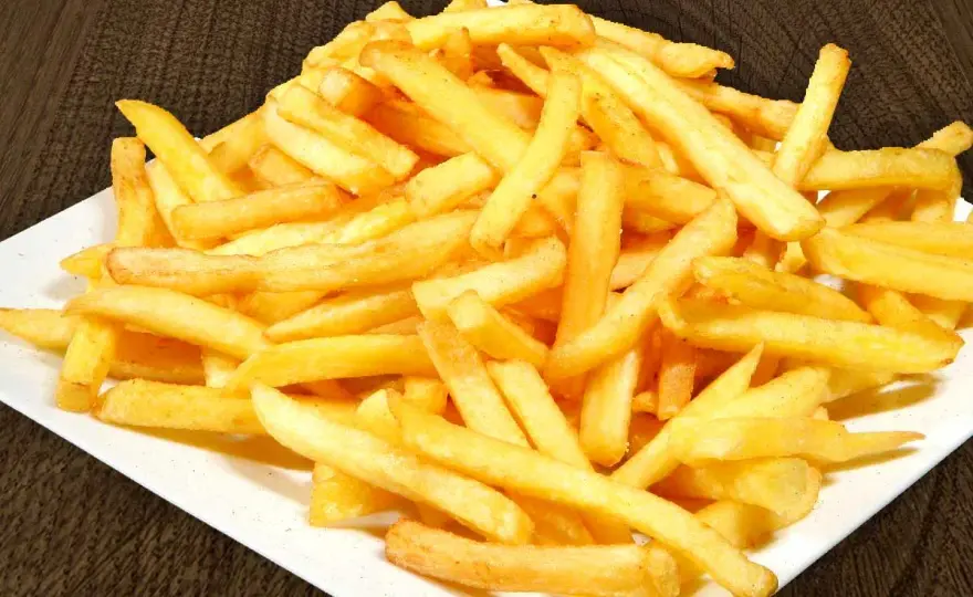 Jak są frytki po angielsku? Odkryj różnice między chipsami a fries