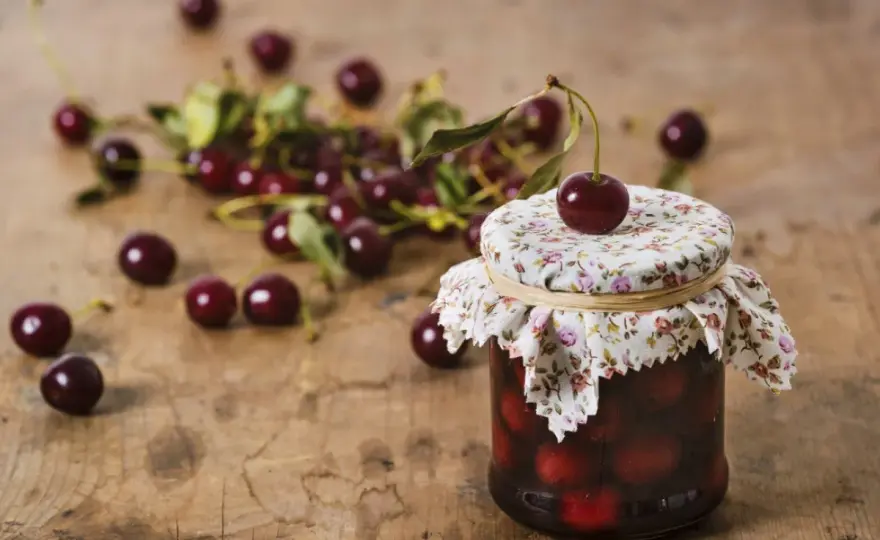 Kompot z wiśni do słoików - Przepis na idealny smak!