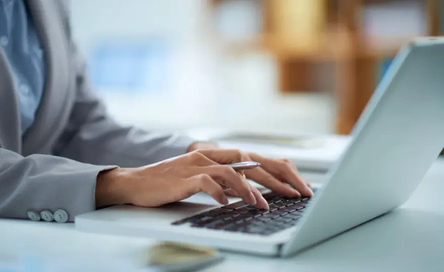 Ile prądu pobiera laptop? Oblicz koszty i oszczędzaj!
