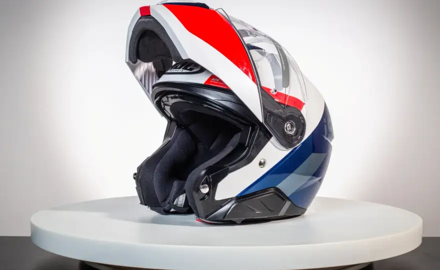 Kask motocyklowy: Jak wybrać bezpieczny i idealnie dopasowany?