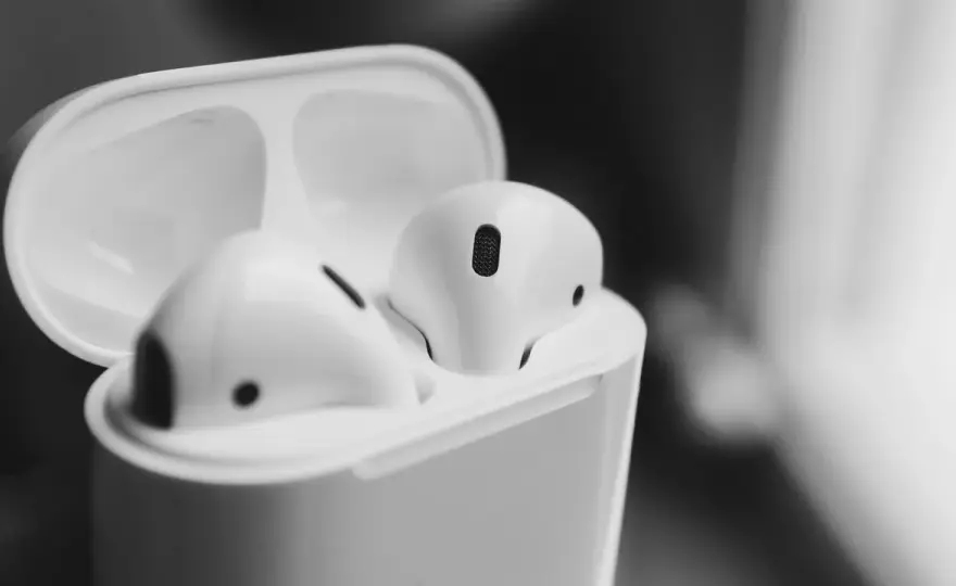 AirPods na PC: Podłączanie, problemy i czy to dobry wybór dla gracza?
