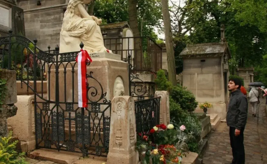 Père-Lachaise: Przewodnik po grobach Chopina, Morrisona i innych