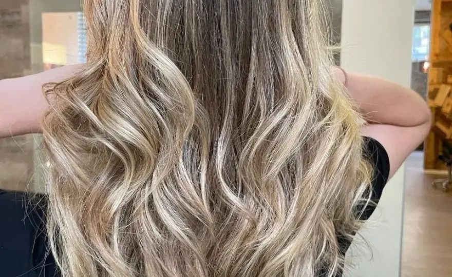 Stufenschnitt lange Haare: Mehr Volumen & Bewegung | Dein Guide