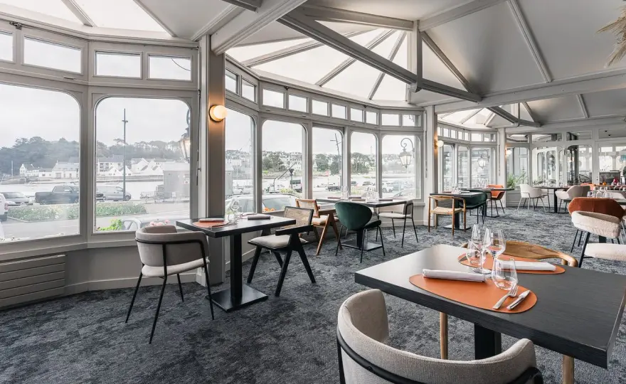 Hôtel Le Goyen : Gastronomie étoilée et rénovations sur le port