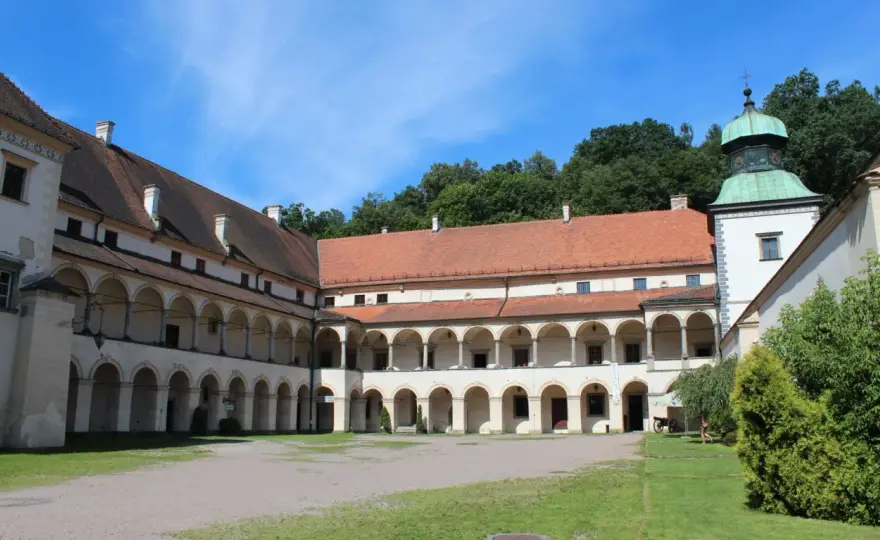 Zamek w Suchej Beskidzkiej – Mały Wawel, który zachwyca