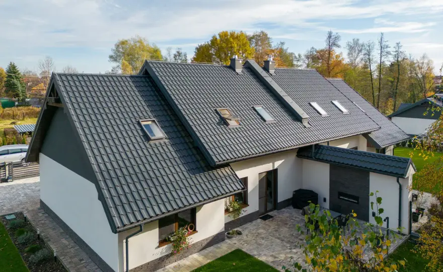 Dach z dachówki ceramicznej - czy warto? Koszty, typy, montaż