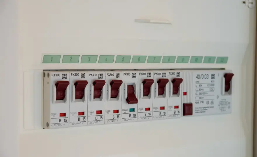 Jak zabudować skrzynkę elektryczną, aby była estetyczna i bezpieczna