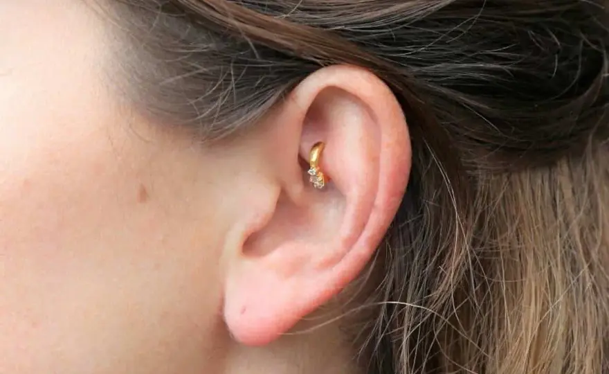 Rook piercing - Ból, gojenie, pielęgnacja. Przewodnik krok po kroku