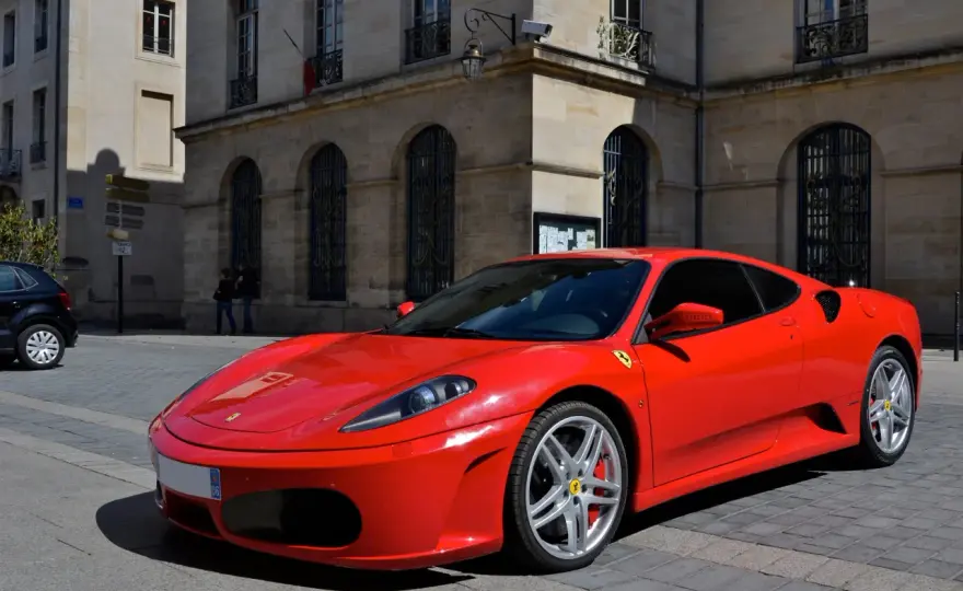 Ile kosztuje najtańsze ferrari? Ceny, które mogą zaskoczyć