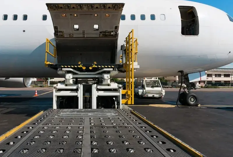 Jak spedytor lotniczy co robi wpływa na transport towarów?