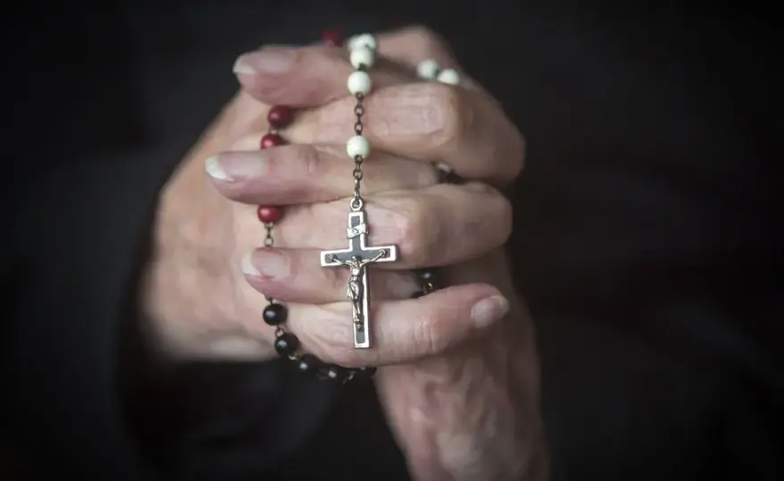 Różaniec na ręce: prawa czy lewa? Co mówi Kościół i symbolika?
