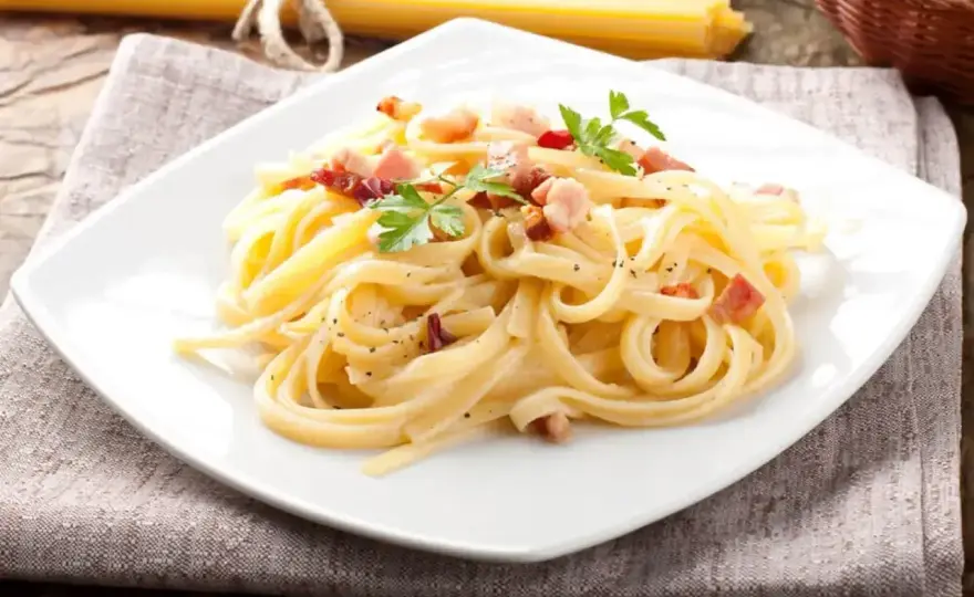 Carbonara idealna? Zrób ją bez śmietanki i zwarzenia jajek!