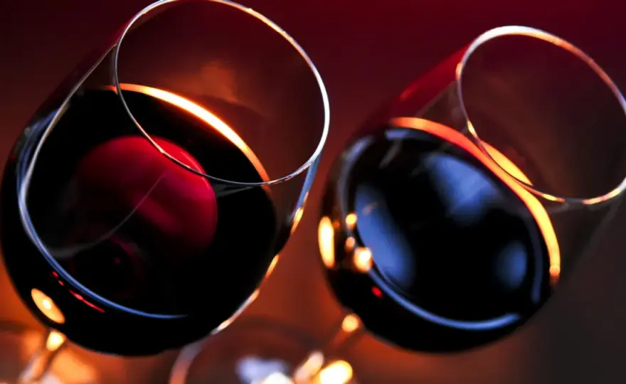 Czy czerwone wino obniża cholesterol? Ekspert rozwiewa wątpliwości