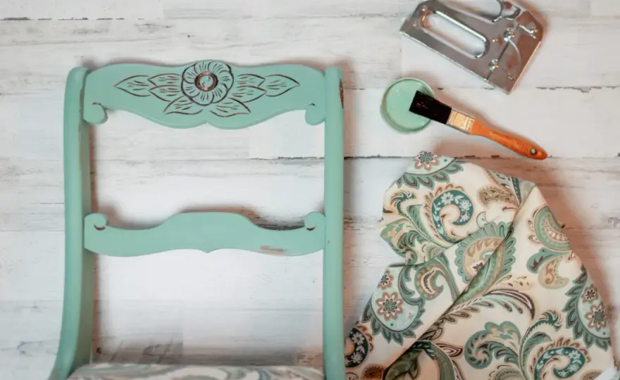 Renowacja kanapy DIY: Czy to się opłaca? Poradnik krok po kroku