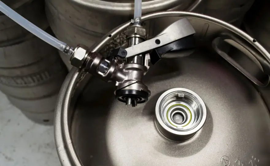 Keg piwa - jak nalewać idealnie? Poradnik krok po kroku