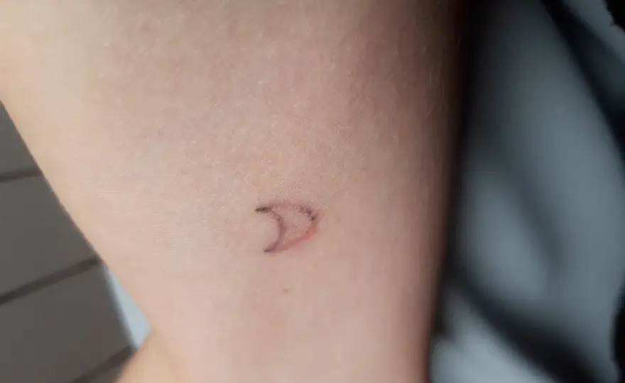 Wypadanie tuszu z tatuażu: Kiedy to norma, a kiedy problem?
