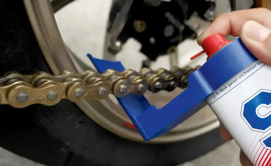 Co ile smarować łańcuch w motocyklu? Praktyczne odstępy