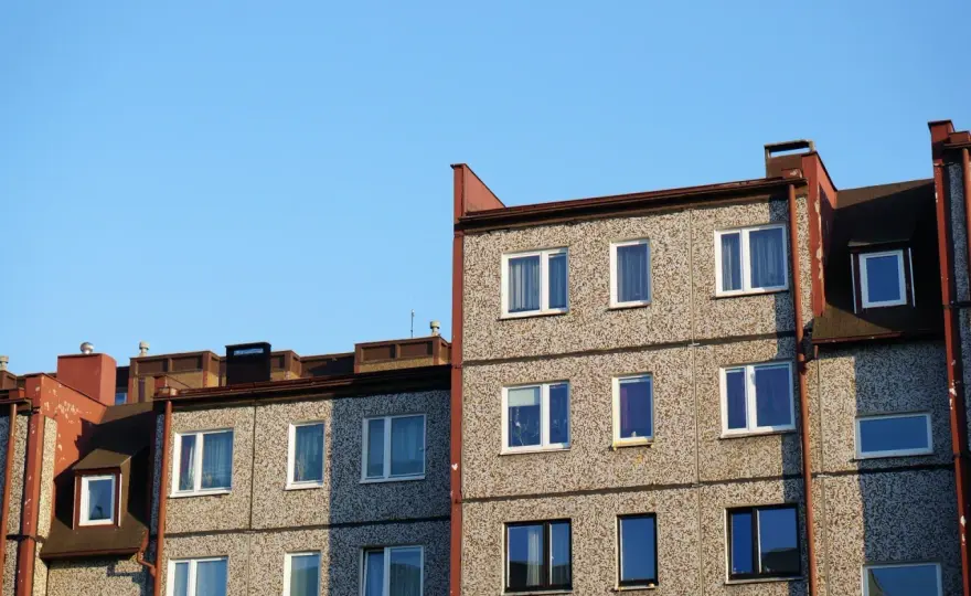Ile kosztuje mieszkanie w bloku na wsi? Ceny, które zaskakują