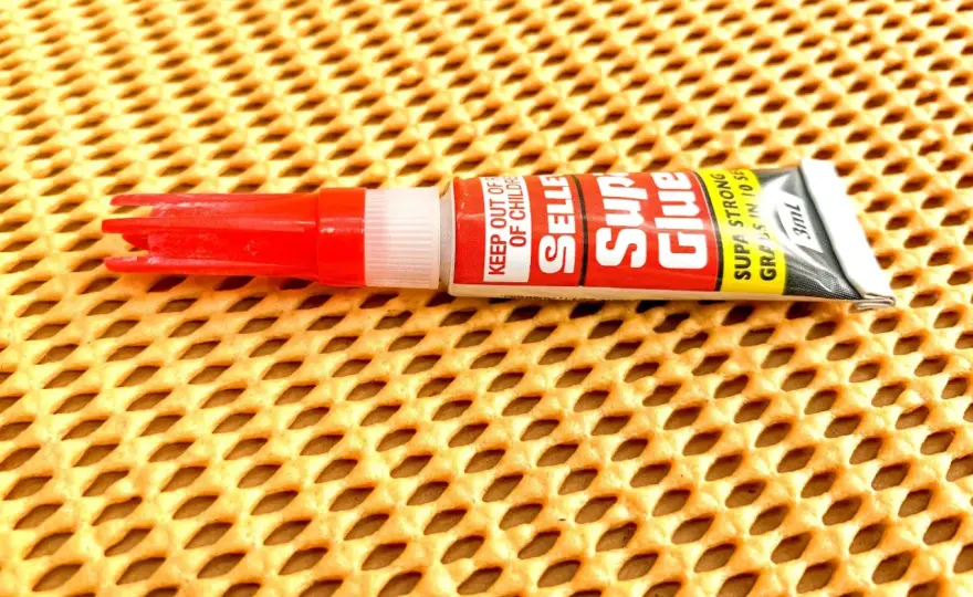 Super Glue na meblach? Szybki ratunek i bezpieczne metody