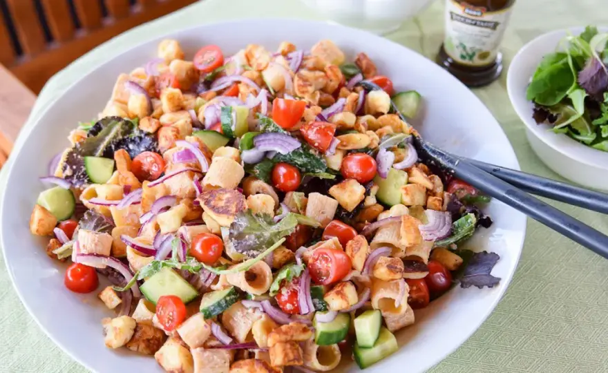 Kall pastasallad med halloumi - så lyckas du med balansen