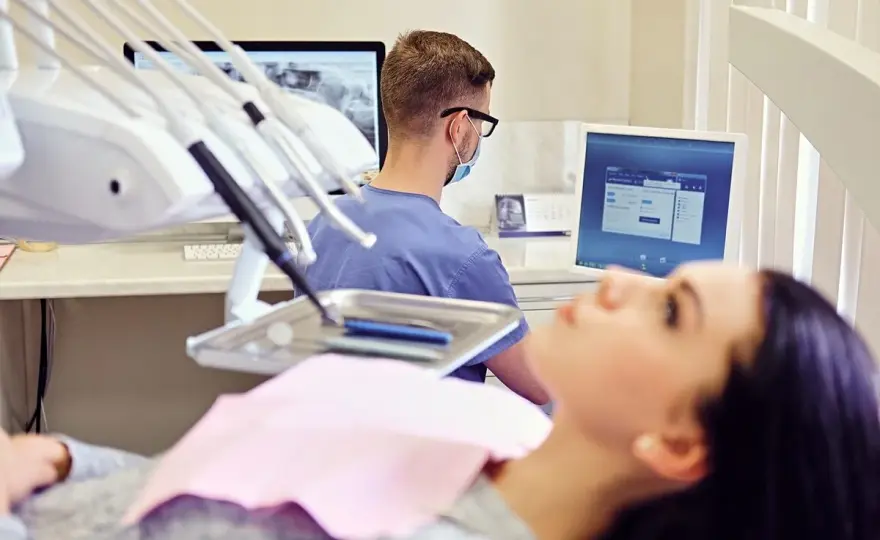 Czy na L4 można iść do dentysty? Poznaj zasady ZUS i uniknij kar