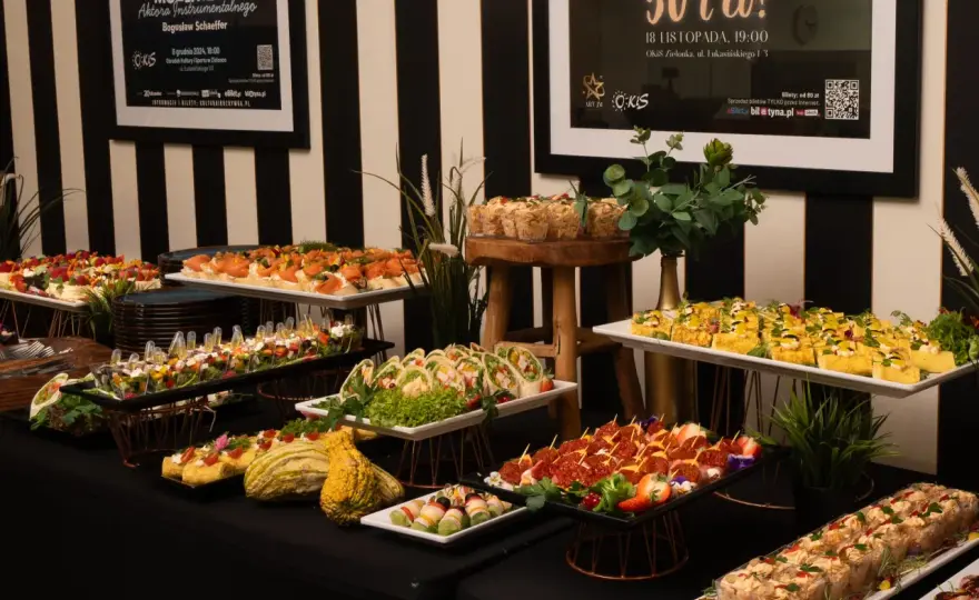Catering na 100 osób: Ile kosztuje? Sprawdź przewodnik