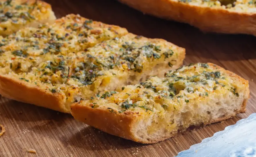 Knoblauchbrot selbst machen - einfaches Rezept für knusprige Scheiben