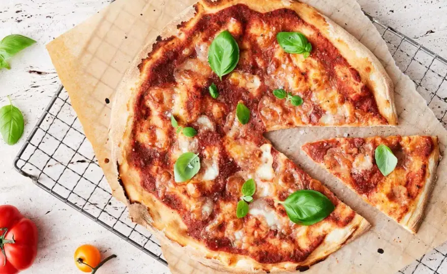 Kalorier i pizza - så mycket innehåller en vanlig bit