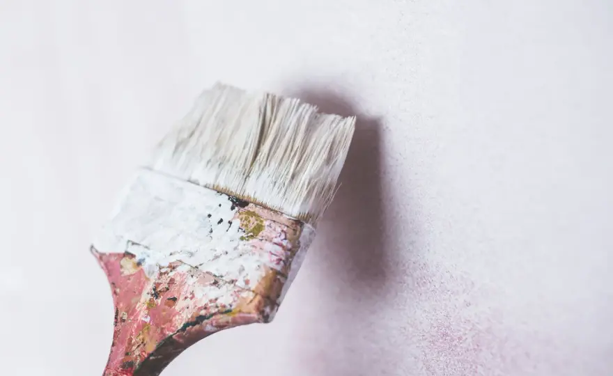 ¿Se puede pintar encima de pintura de caucho? Cómo hacerlo bien